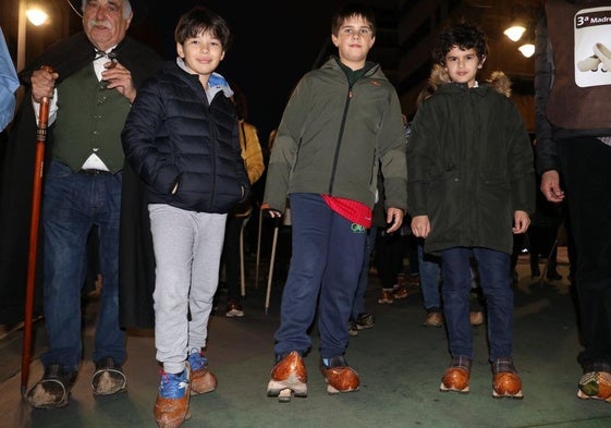 Los más jóvenes también lucen con orgullo sus madreñas