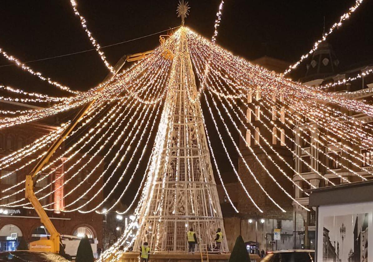 Pruebas del encendido del árbol de navidad en Santo Domingo.