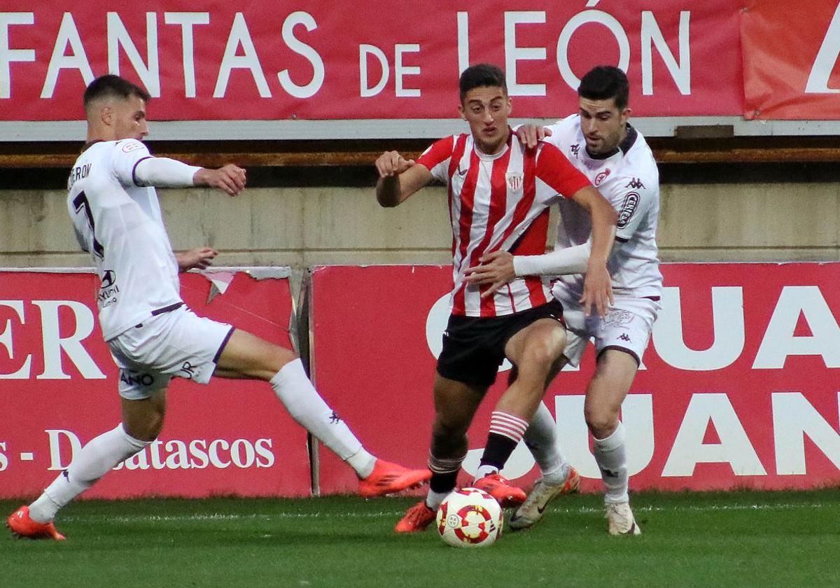 Calderón y Barri, que acabaría expulsado, en un lance del partido.