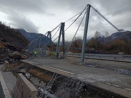 La maquinaria y los recursos del Ministerio de Transportes ultiman el bypass que permitirá el tráfico por la autovía que conecta León y Asturias y que reabrirá este miércoles