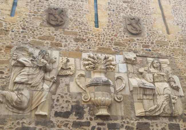 Relieve de la Anunciación frente al Hospital de Nuestra Señora de Regla. 2024.