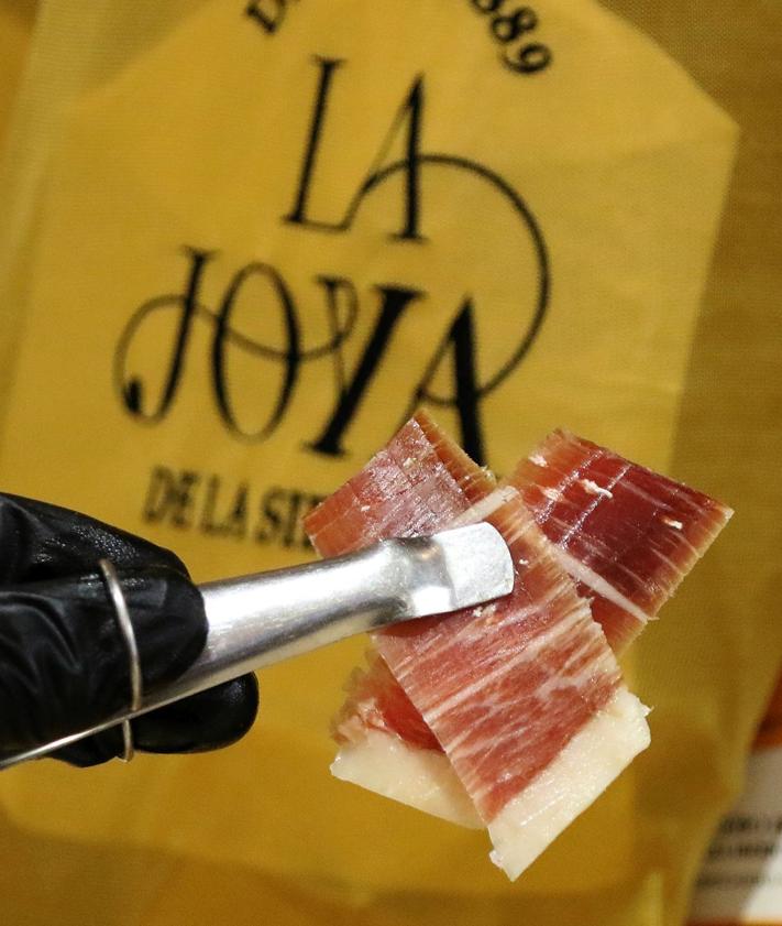 Imagen secundaria 2 - Jamones La Joya en la tienda de Agustín Risueño