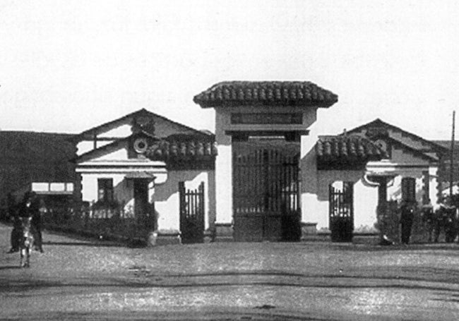 Puerta de la Granja y señor con burro. 1927.