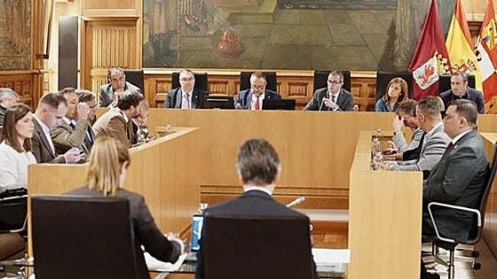 La Diputación de León aprueba sus presupuestos para 2025 pese al no de VOX con el respaldo de PP y UPL