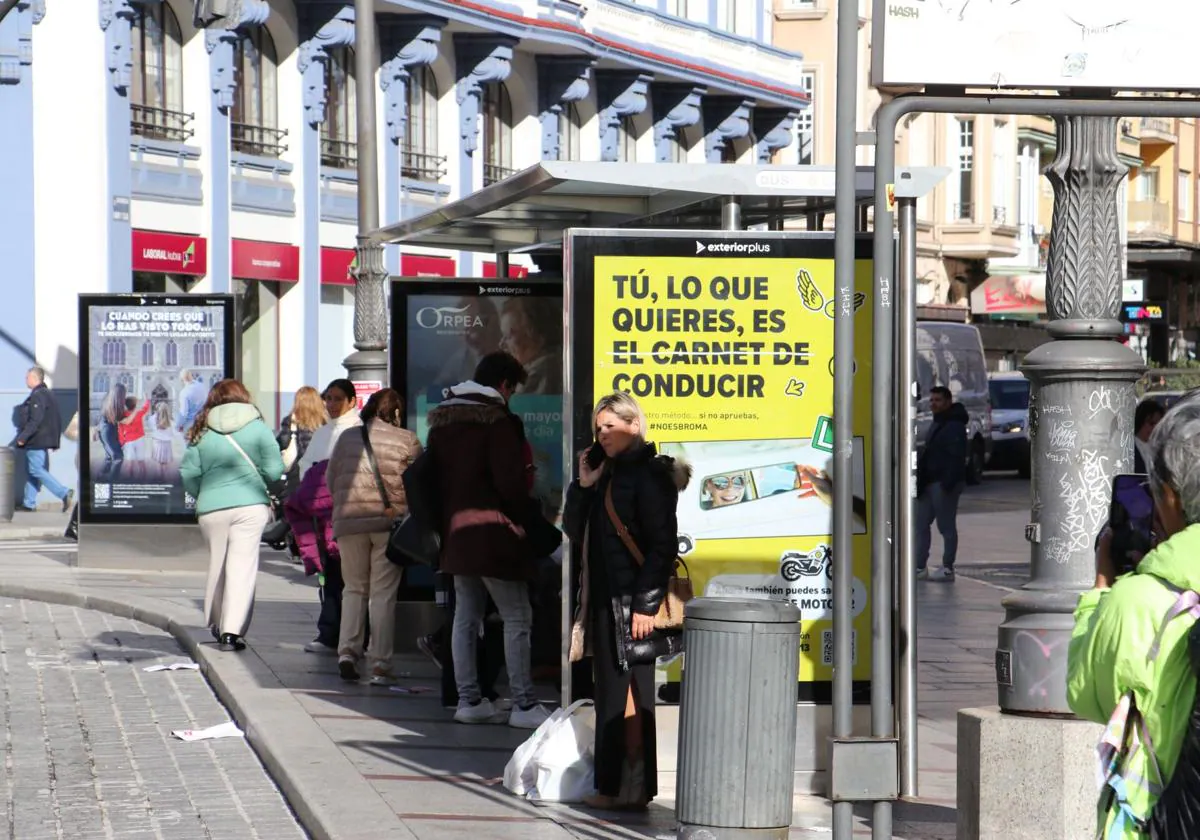 Gente esperando al autobús durante la primera jornada de huelga.