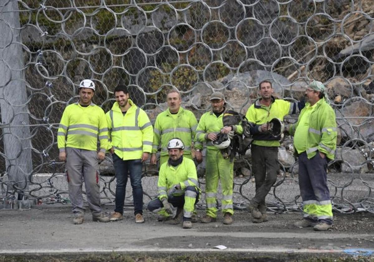 Imagen principal - La autopista entre León y Asturias reabre a 40 kilómetros por hora