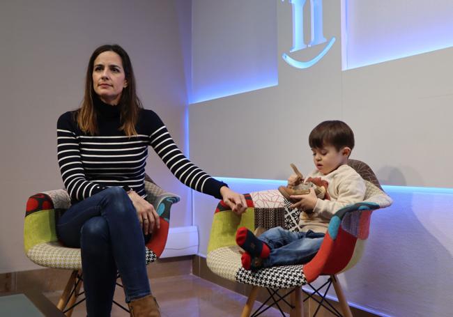 Sara Villanueva junto a su hijo Alejandro Villanueva.