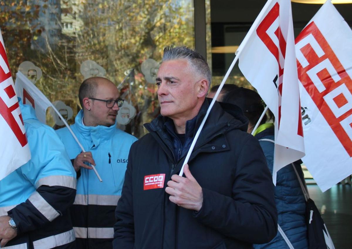 Imagen secundaria 1 - Luis Villares, coordinador del sector de transportes en Castilla y León durante la huelga.