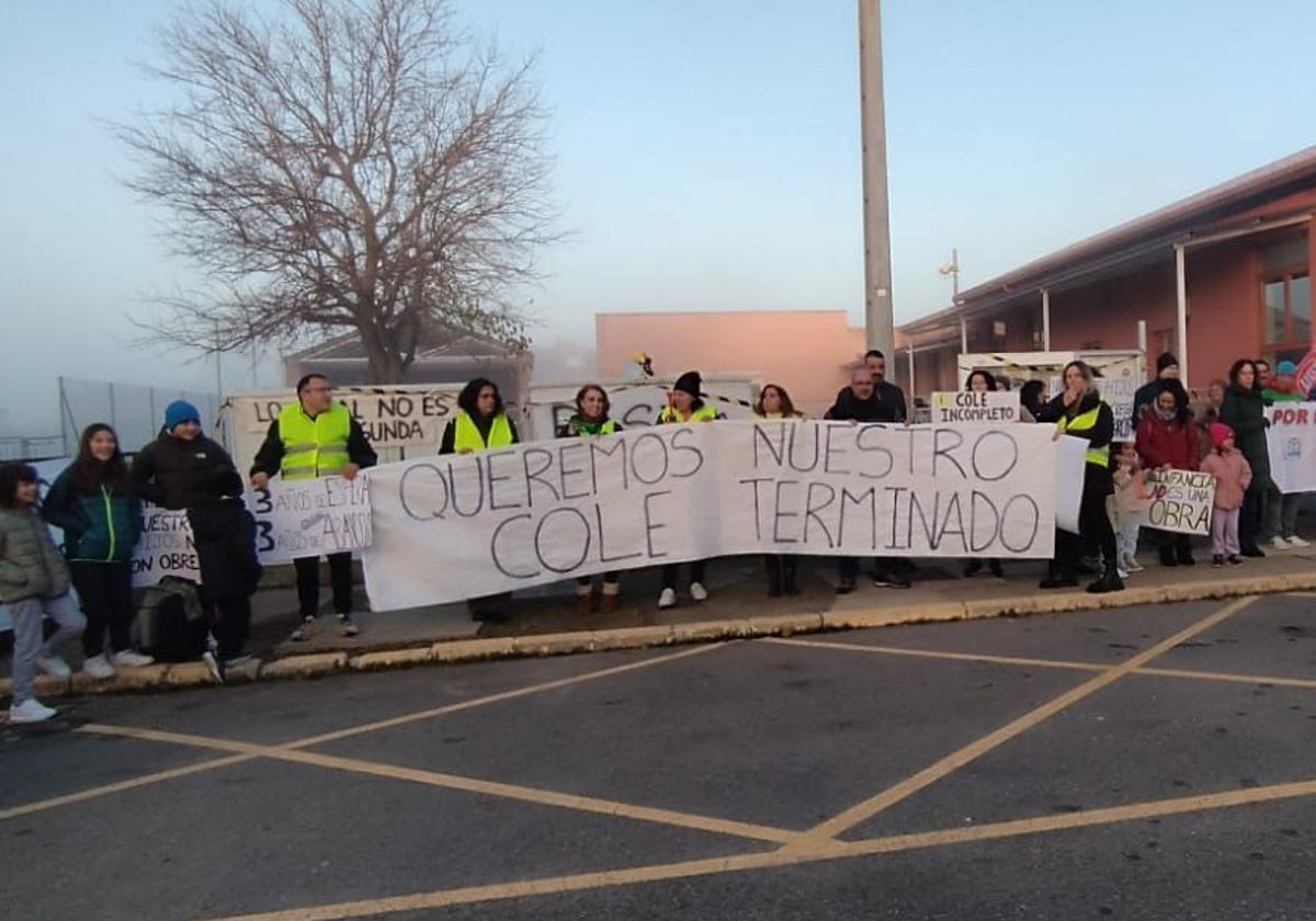 Pancarta en la manifestación en el colegio de Cembranos.