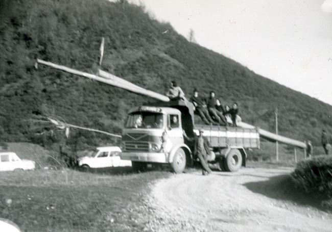 El publo pina el Mayo hace décadas, con una Barreiros.