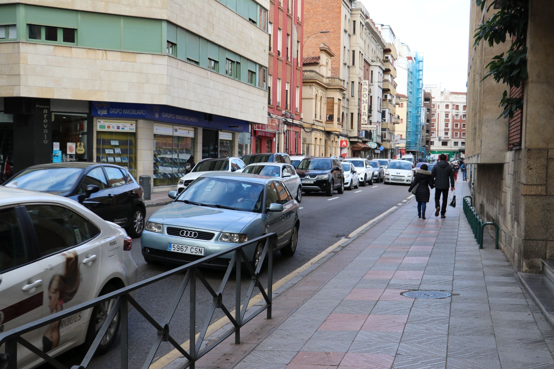 Atascos en el centro de León por el encendido de las luces navideñas