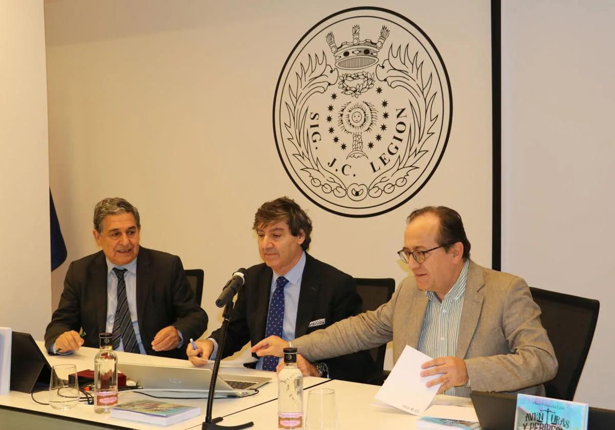 Oscar Fernández durante la presentación de su libro Aventuras y peripecias de un joven abogado