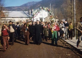 Imagen del sacerdote en un acto en el pueblo.