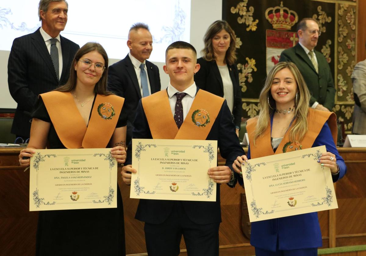 Tres de los graduados de Minas.