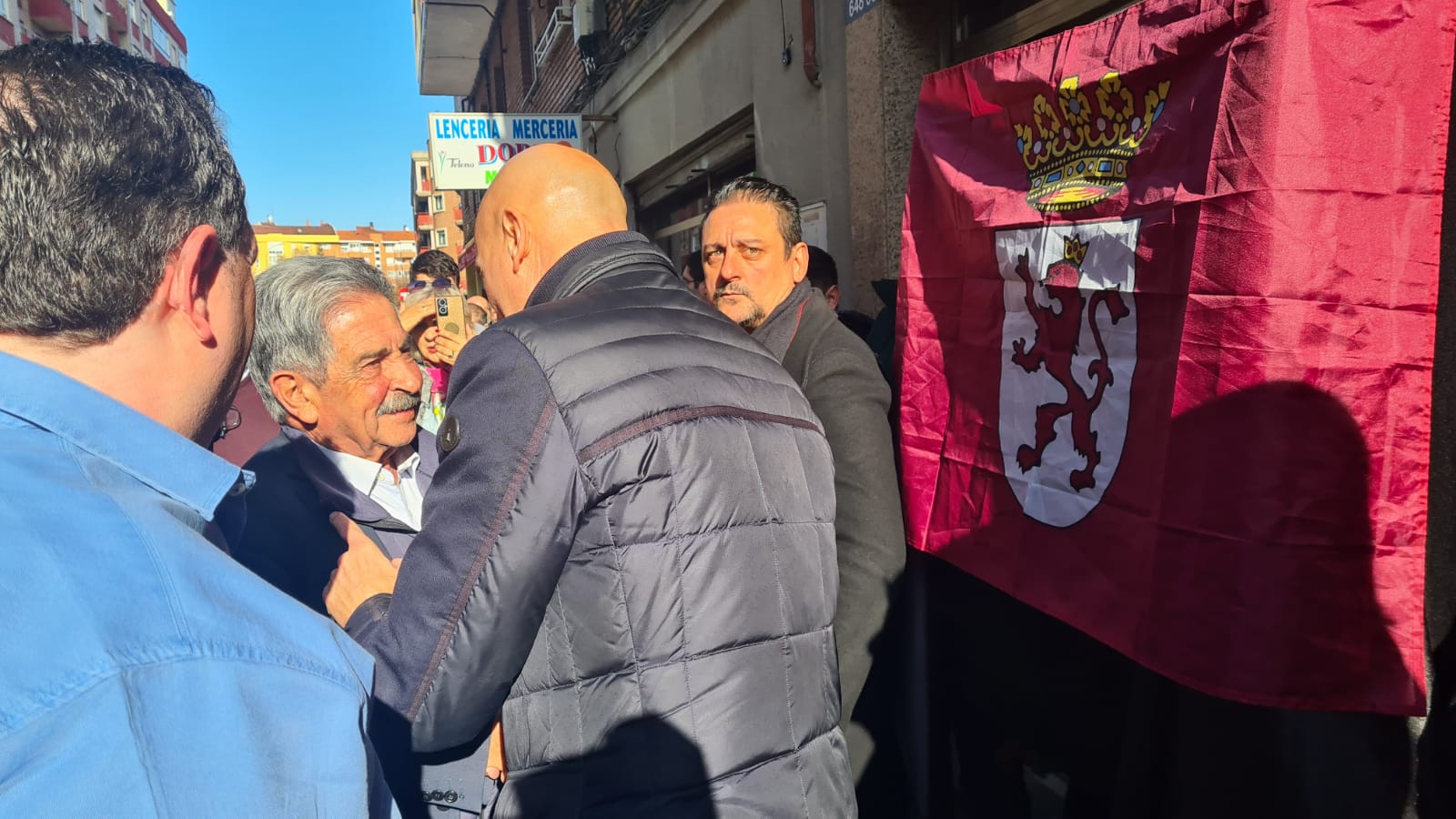 Miguel Ángel Revilla visita León y enciende la Navidad