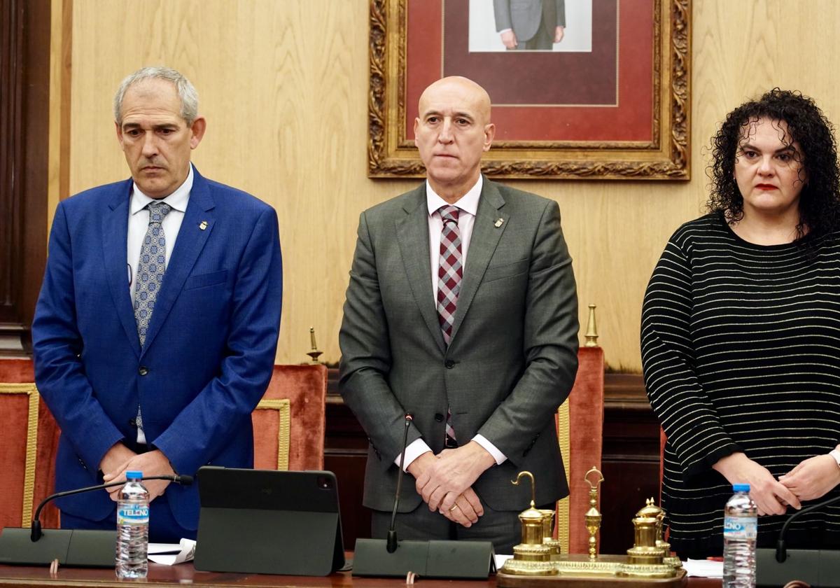 Vicente Canuria, José Antonio Diez y Vera López en el pleno del Ayuntamiento de León.