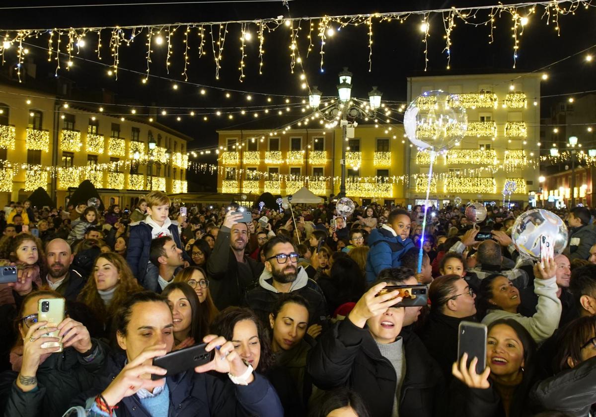 Imagen principal - Encendido de luces navideñas en Ponferrada