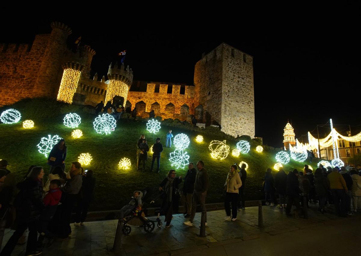 Imagen secundaria 1 - Encendido de luces navideñas en Ponferrada