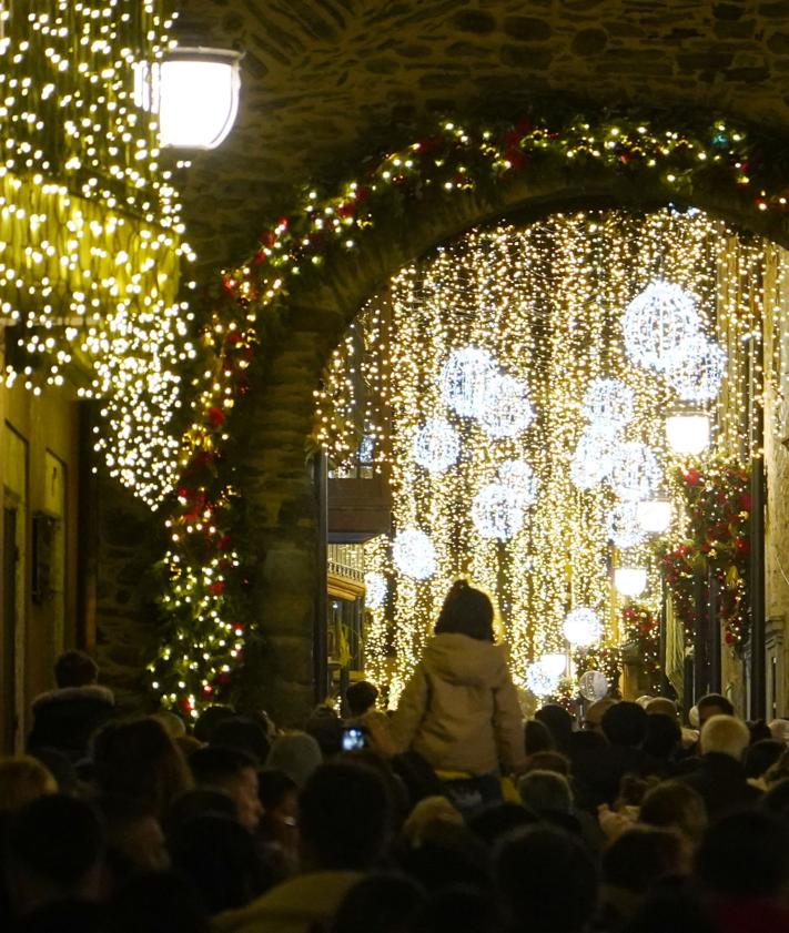 Imagen secundaria 2 - Encendido de luces navideñas en Ponferrada