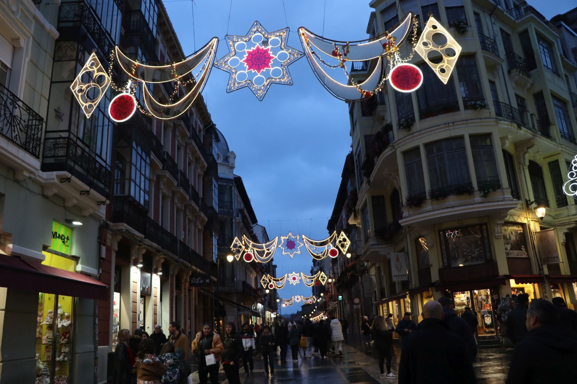 Luces de estrellas de la calle Ancha de León con colores dorados y rojizos.