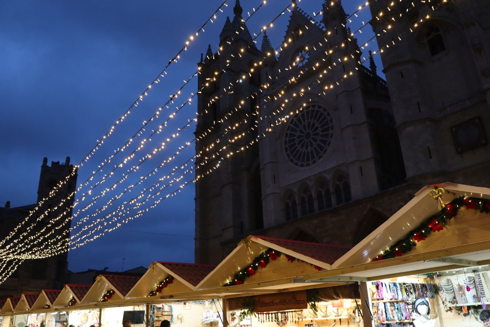 Luces de la Plaza de Regla sobre el mercadillo de Navidad.