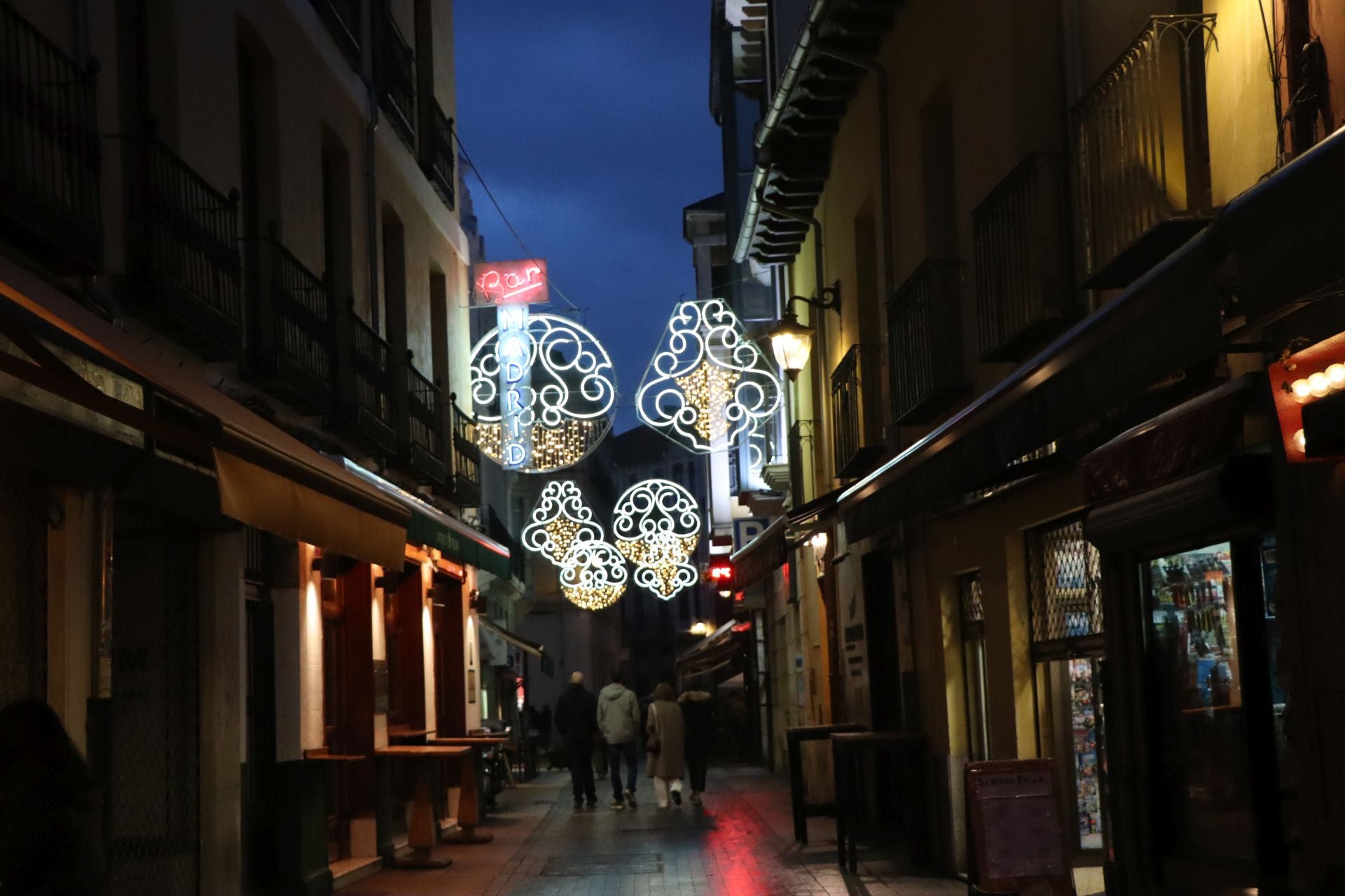 Luces en la calle Cervantes en el centro de León.