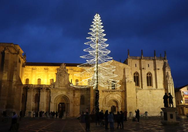 Árbol de Navidad en San Isidoro.