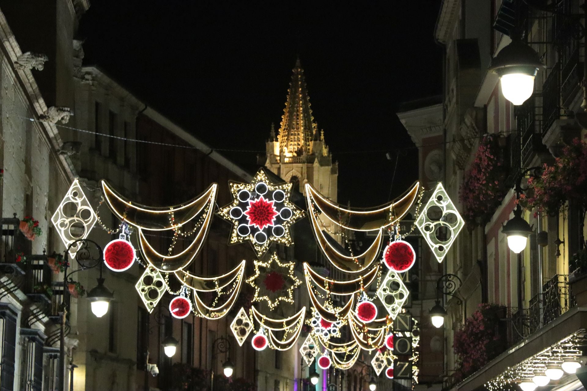 Luces de calle Ancha con la catedral de fondo.