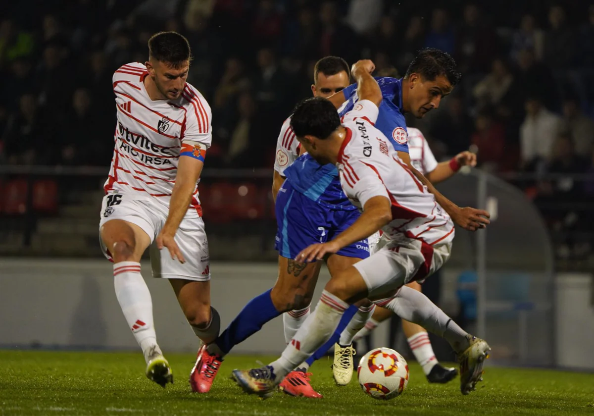 Acción del partido entre Ourense y Deportiva