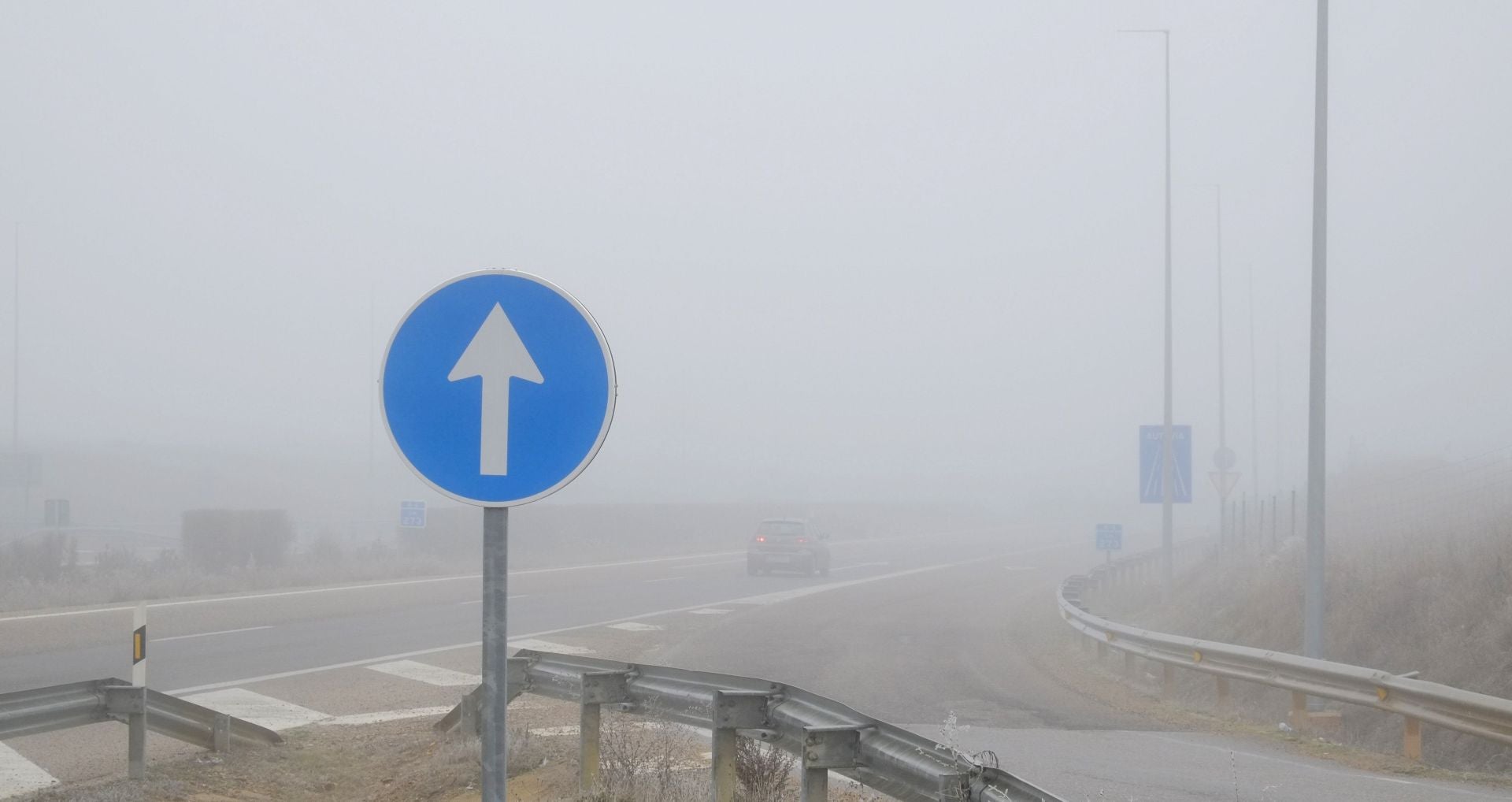 Carretera A-6 con niebla.