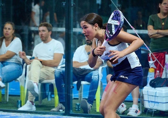 Carla Águila durante un partido.