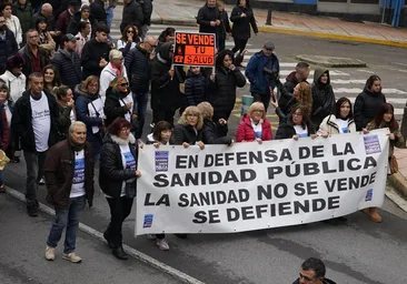 Una 'marea blanca' inunda las calles de Ponferrada para exigir mejoras en la atención sanitaria especializada