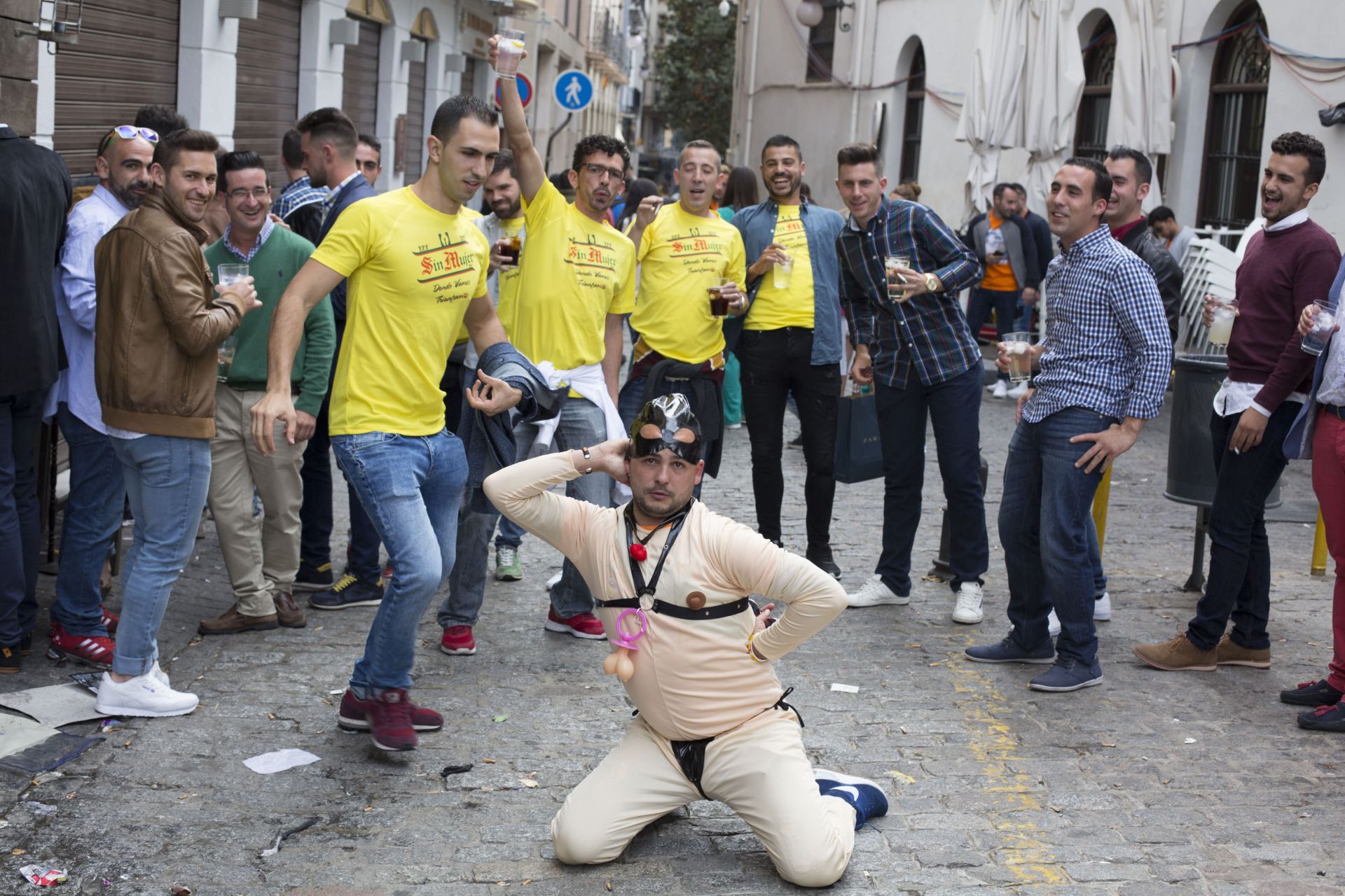 Imagen de achivo de unos jóvenes de despedida de soltero.