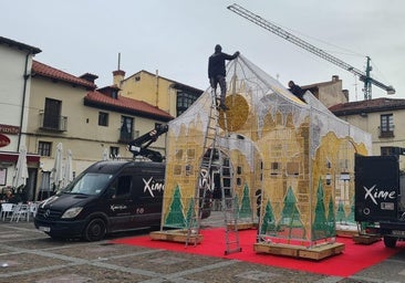 Una gran casa de luces navideñas ocupa la plaza de San Marcelo en León