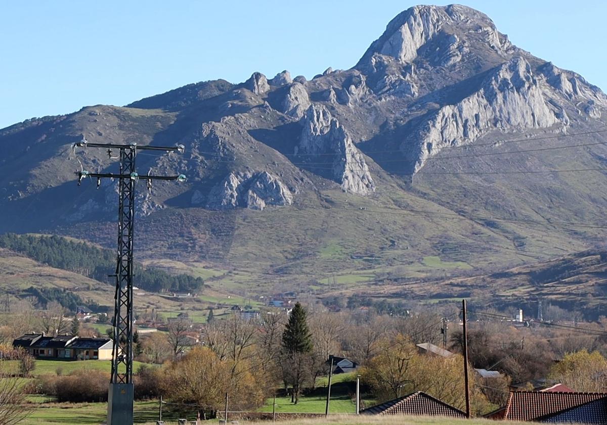 Imagen principal - La montaña de León dice basta y reclama su agua perdida hacia Asturias: «El que rompe, paga»