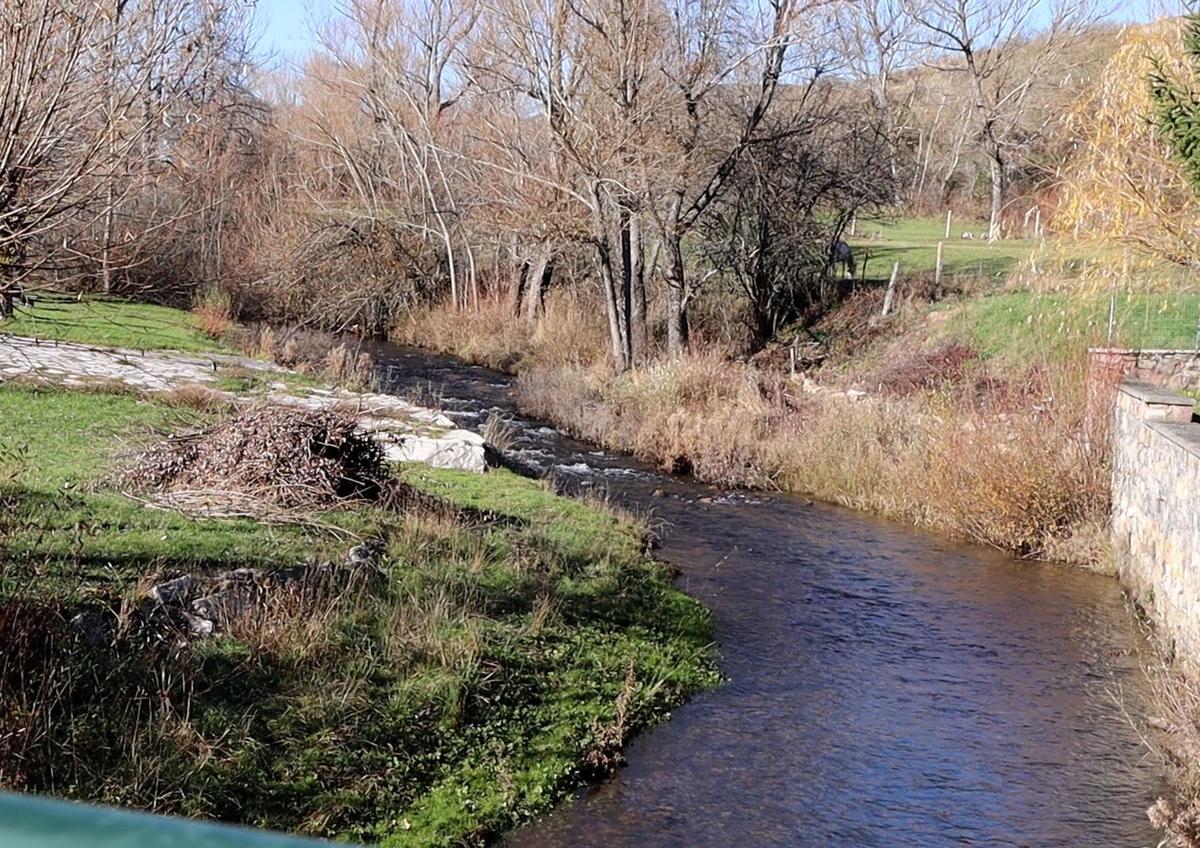 Imagen secundaria 1 - La montaña de León dice basta y reclama su agua perdida hacia Asturias: «El que rompe, paga»