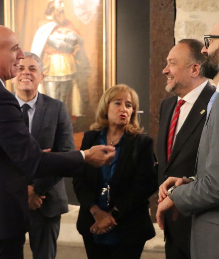 Imagen secundaria 2 - Acto institucional del Día de la Constitución presidido por el alcalde del Ayuntamiento de León, José Antonio Diez, el delegado del Gobierno en Castilla y León, Nicanor Sen, el presidente de la Diputación de León, Gerardo Álvarez Courel, y el delegado territorial de la Junta de Castilla y León, Eduardo Diego. 