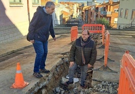 El alcalde de La Bañeza, Javier Carrera, en su visita a estas obras.