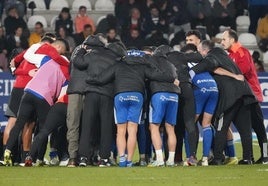 Los jugadores de la Ponferradina se conjuran durante la prórroga ante el Castellón.