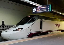 Convoy de Renfe en la estación de trenes de León.