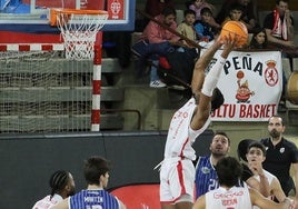 Berthold entra a canasta en un partido de la Cultural.