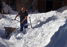 Un vecino espala nieve en Casares de Arbas.