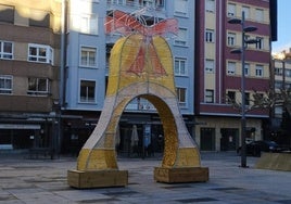 Nuevo adorno navideño colocado en una céntrica plaza de León.