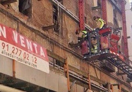 Intervención de Bomberos de León en la calle Guardia Civil de León.