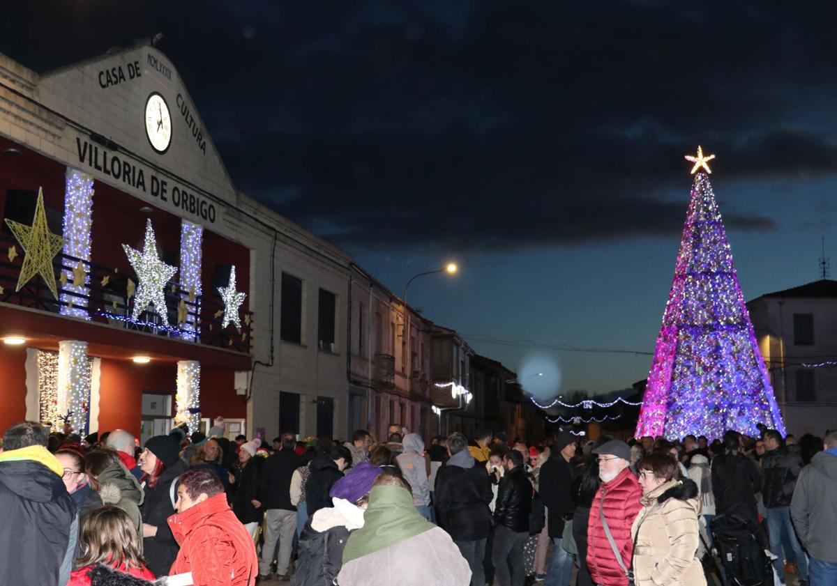 Imagen principal - Encendido de luces navideñas en Villoria de Órbigo