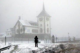 La nieve cubre la montaña de León en el puerto de Pajares y la comarca de los Argüellos