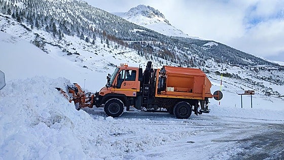 La Diputación de León se moviliza por la nieve: 40 personas y 28 vehículos