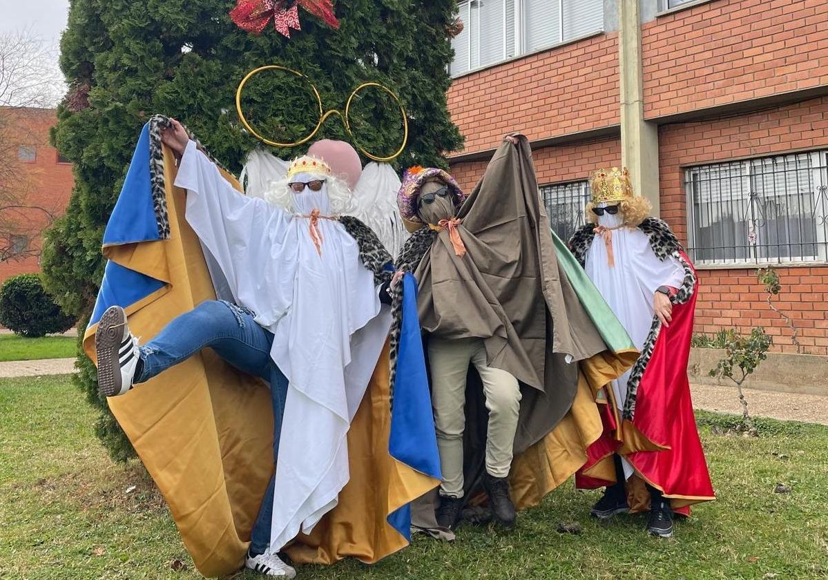 Los 'Fantareyes' en el hall del CEIP Martín Monreal de Veguellina de Órbigo.