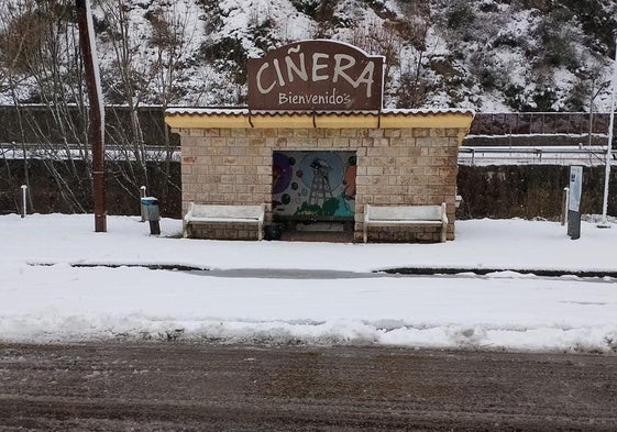 Ciñera cubierto de nieve durante el puente de diciembre.