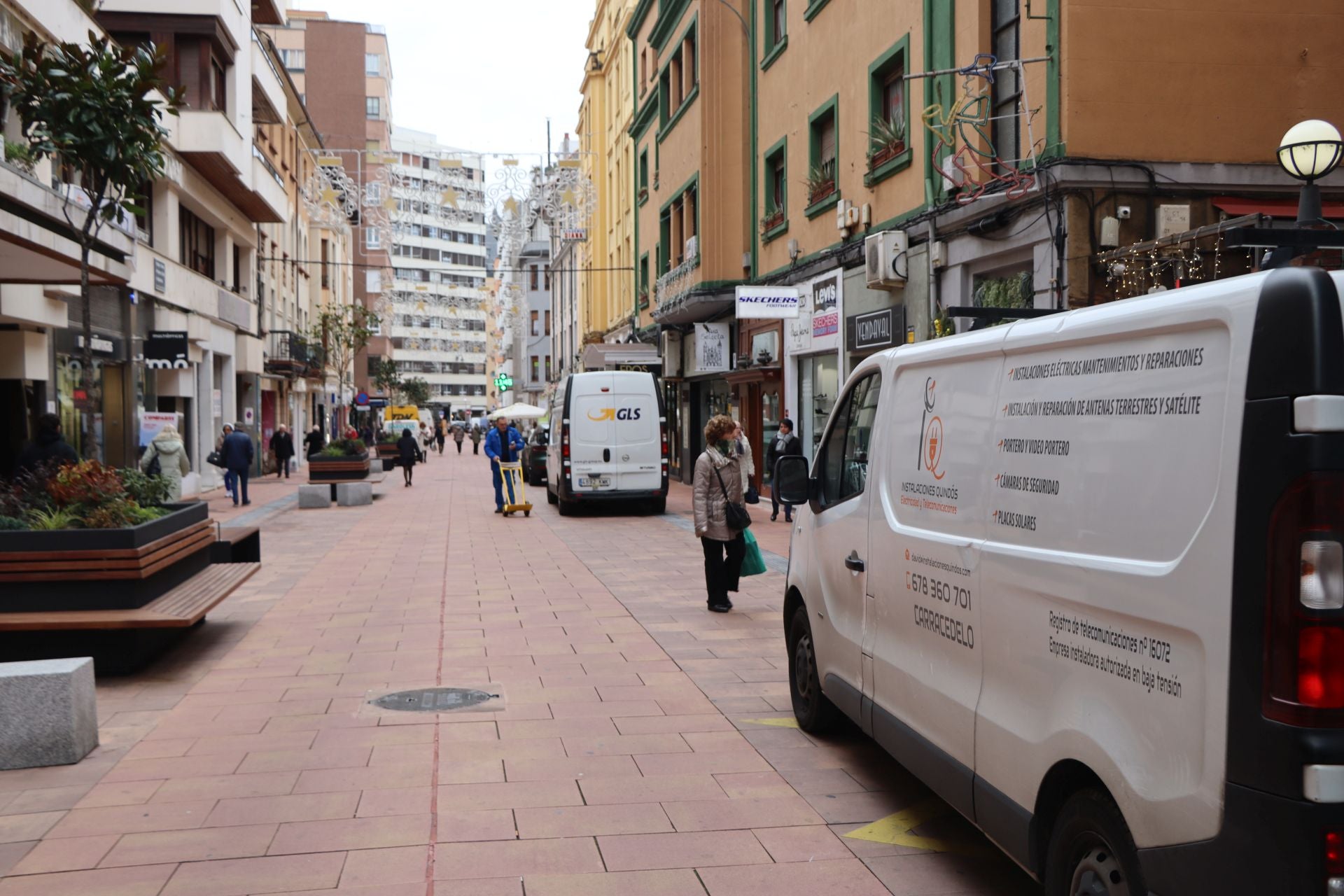 La ilegalidad de las bajas emisiones divide a los comercios de la zona: entre la «ruina» y la «vida»